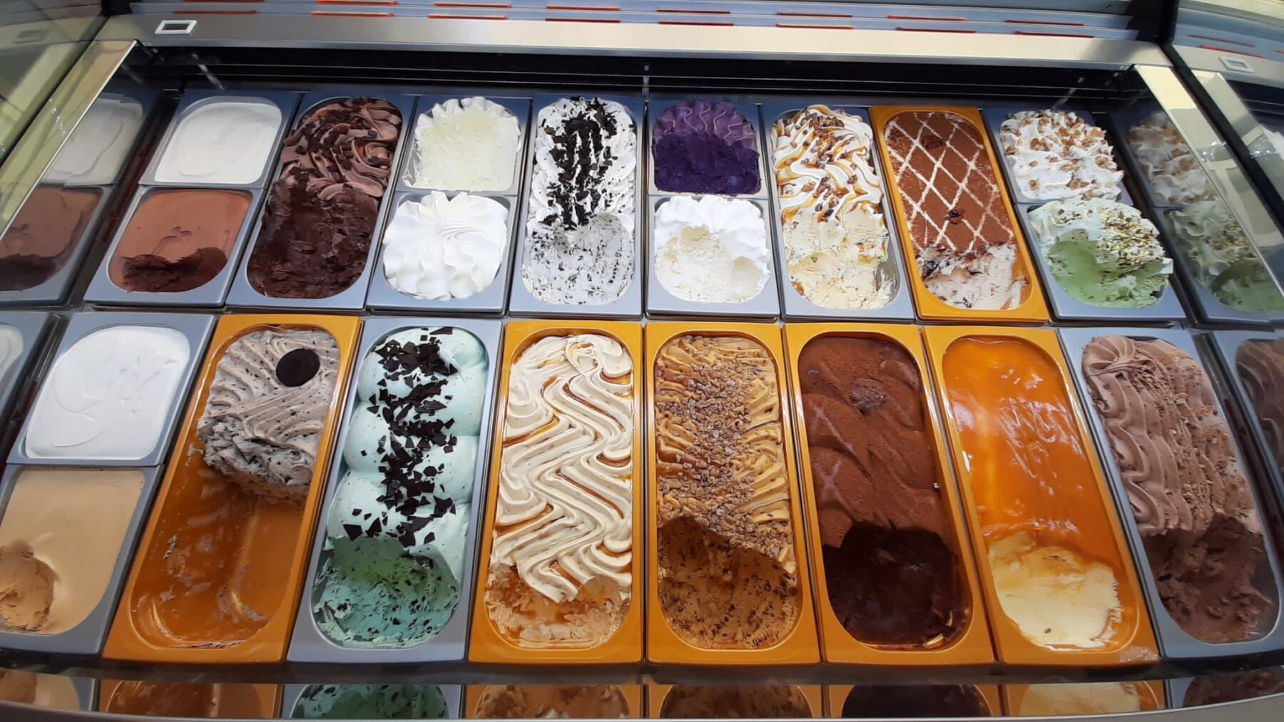 Surtido de helados artesanos en Conil
