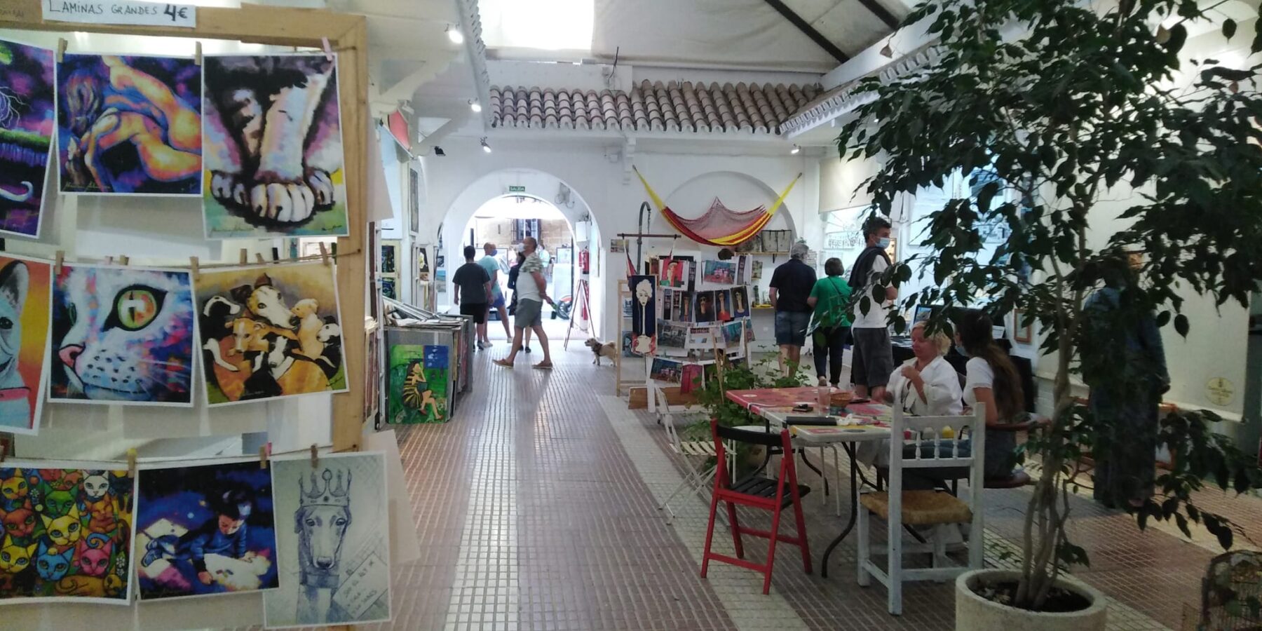 Interior del Mercado del Arte en Conil